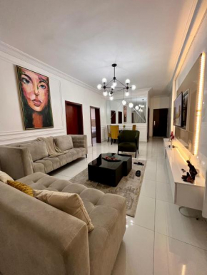 Lovely 2-bedroom serviced apartment on admiralty way with free parking